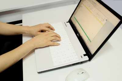 Arbeit mit Apple Pages am Notebook