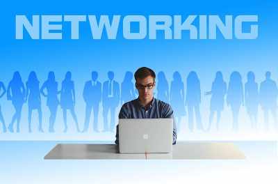 Mitarbeiter am Laptop beim Networking