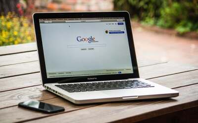 Laptop mit geöffneter Google Suche
